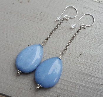 Lange oorbellen met gladde licht blauwe Jade  briolet