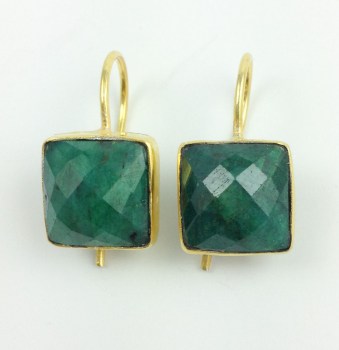 Vergulde oorbellen gezet met vierkante Emerald