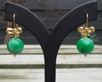 Vergulde oorbellen met ronde groene Jade