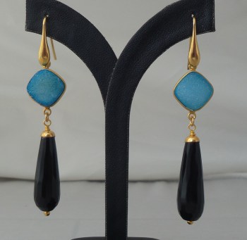 Vergulde oorbellen met zwarte Onyx briolet en blauwe druzy Agaat