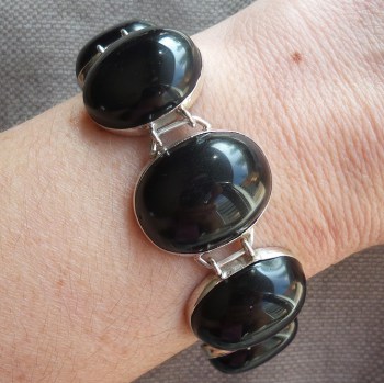 Zilveren armband gezet met ovale cabochon zwarte Onyxen