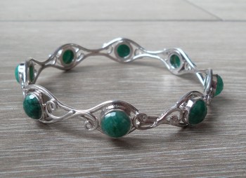 Zilveren armband gezet met ronde Emerald edelstenen