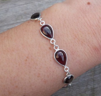 Zilveren armband met druppelvormige cabochon Granaatjes