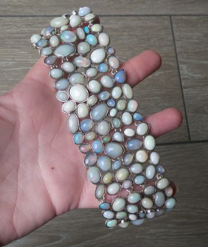 Zilveren brede armband gezet met cabochon Ethiopische Opalen