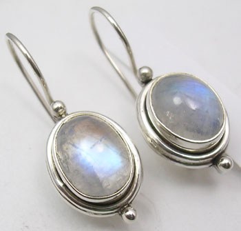 Zilveren edelsteen oorbellen gezet met cabochon Maanstenen