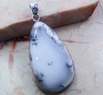 Zilveren edelsteen hanger met Dendriet Opaal druppelvorm