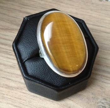 Zilveren edelsteen ring grote ovale Tijgeroog maat 18 mm