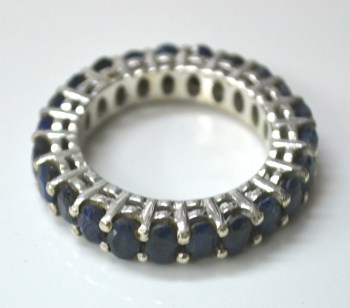 Zilveren edelsteen ring rond om gezet met Saffieren maat 19 mm