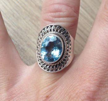 Zilveren edelsteen ring met facet blauwe Topaas maat 17 mm