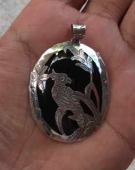 Zilveren grote hanger met zilveren vogel op zwarte Onyx
