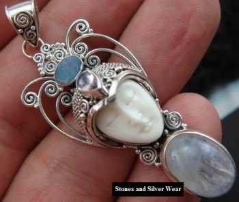 Zilveren hanger met gezicht, fire Opaal en Maansteen