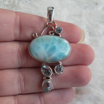 Zilveren hanger gezet met ovale Larimar en blauw Topazen