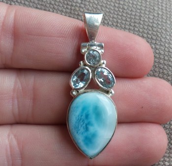 Zilveren hanger gezet met Larimar en drie blauwe Topazen