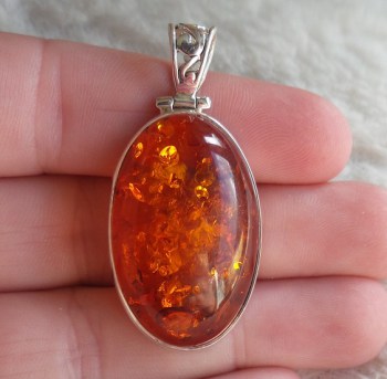 Zilveren hanger gezet met ovale Amber