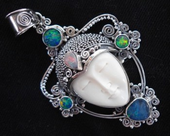 Zilveren hanger met gezicht en vijf Opalen