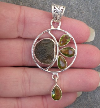 Zilveren hanger gezet met facet Peridot en Moldaviet