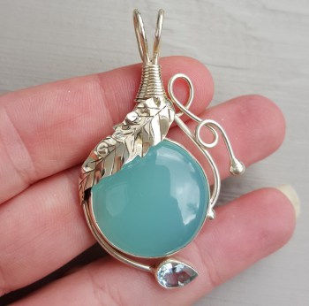 Zilveren hanger met ronde auqa Chalcedoon en blauw Topaas