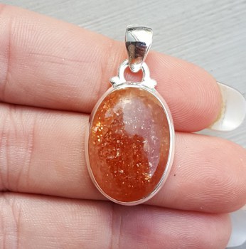 Zilveren hanger gezet met ovale cabochon Zonnesteen