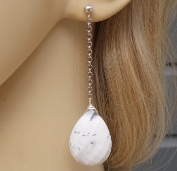 Zilveren lange oorbellen met Dendriet Opaal briolet