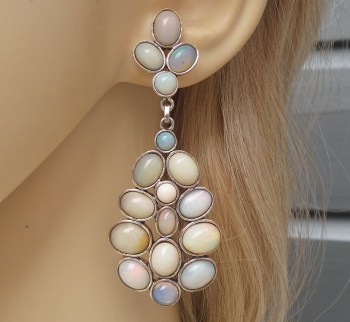 Zilveren lange oorbellen gezet met cabochon Ethiopische Opalen