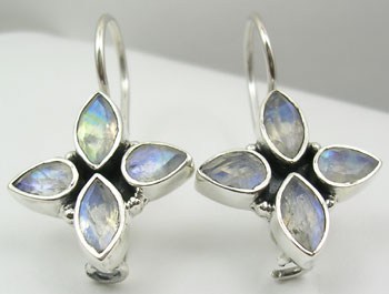 Zilveren oorbellen met facet regenboog Maansteen