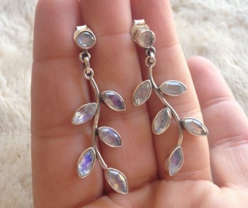 Zilveren oorbellen blaadjes gezet met facet regenboog Maansteen