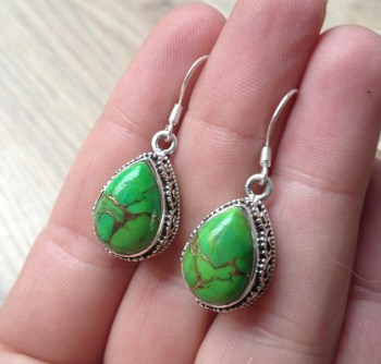 Zilveren oorbellen met koper groen Turkoois in bewerkte setting