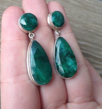 Zilveren oorbellen gezet met ronde en druppelvorm Emerald