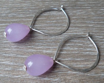 Zilveren oorbellen / creolen met paarse Chalcedoon