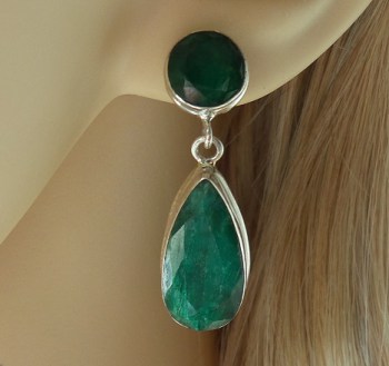 Zilveren oorbellen gezet met facet ronde en druppelvorm Emerald