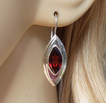Zilveren oorbellen gezet met marquise Granaat