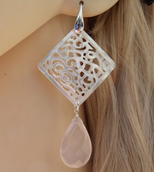 Zilveren oorbellen met uitgesneden Parelmoer en roze Chalcedoon