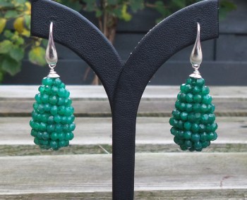 Zilveren oorbellen met druppel van facet geslepen groene Oyxen