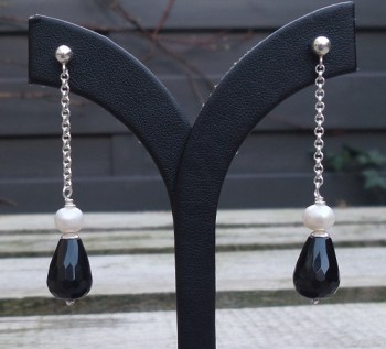 Zilveren oorbellen met zwarte Onyx briolet en Parel