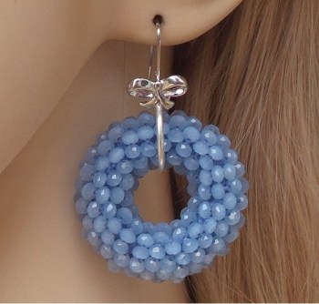 Zilveren oorbellen met ronde hanger van licht blauwe Kristallen