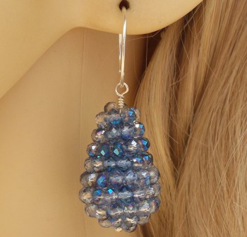 Zilveren oorbellen met druppel van blauwe kristallen