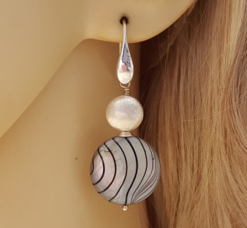 Zilveren oorbellen met ronde zilveren schelp