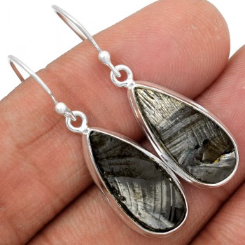 Zilveren oorbellen gezet met druppelvormige Shungiet