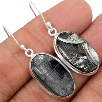 Zilveren oorbellen gezet met ovale Shungiet