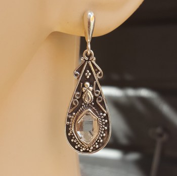 Zilveren oorbellen gezet met Herkimer Diamant in bewerkte settin