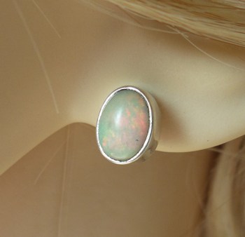 Zilveren oorknoppen gezet met Ethiopische Opaal