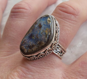 Zilveren ring met Boulder Opaal in bewerkte setting 19 mm