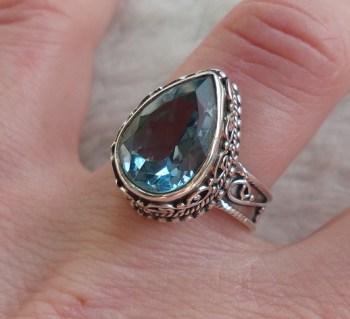 Zilveren ring druppelvorm blauw Topaas bewerkte setting 16.5 mm