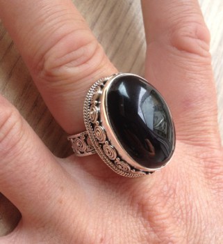Zilveren ring gezet met zwarte Onyx in bewerkte setting maat 18 