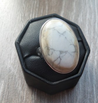 Zilveren ring gezet met witte Howliet ring maat 17.5 mm