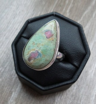 Zilveren ring gezet met druppelvorm Robijn in Fuchsiet 17.3 mm