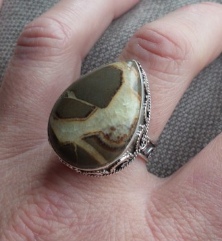 Zilveren ring gezet met Septaria in bewerkte setting maat 19 mm