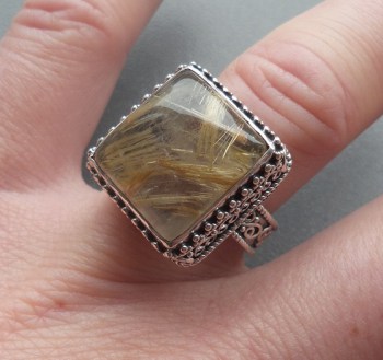 Zilveren ring gezet met vierkante gouden Rutielkwarts maat 17.3