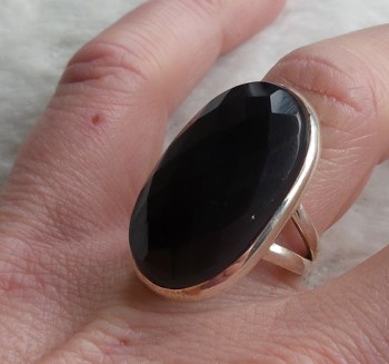 Zilveren ring gezet met ovale facet Onyx 17 mm