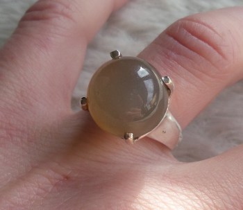 Zilveren ring gezet met ronde perzik Maansteen maat 17.3 mm